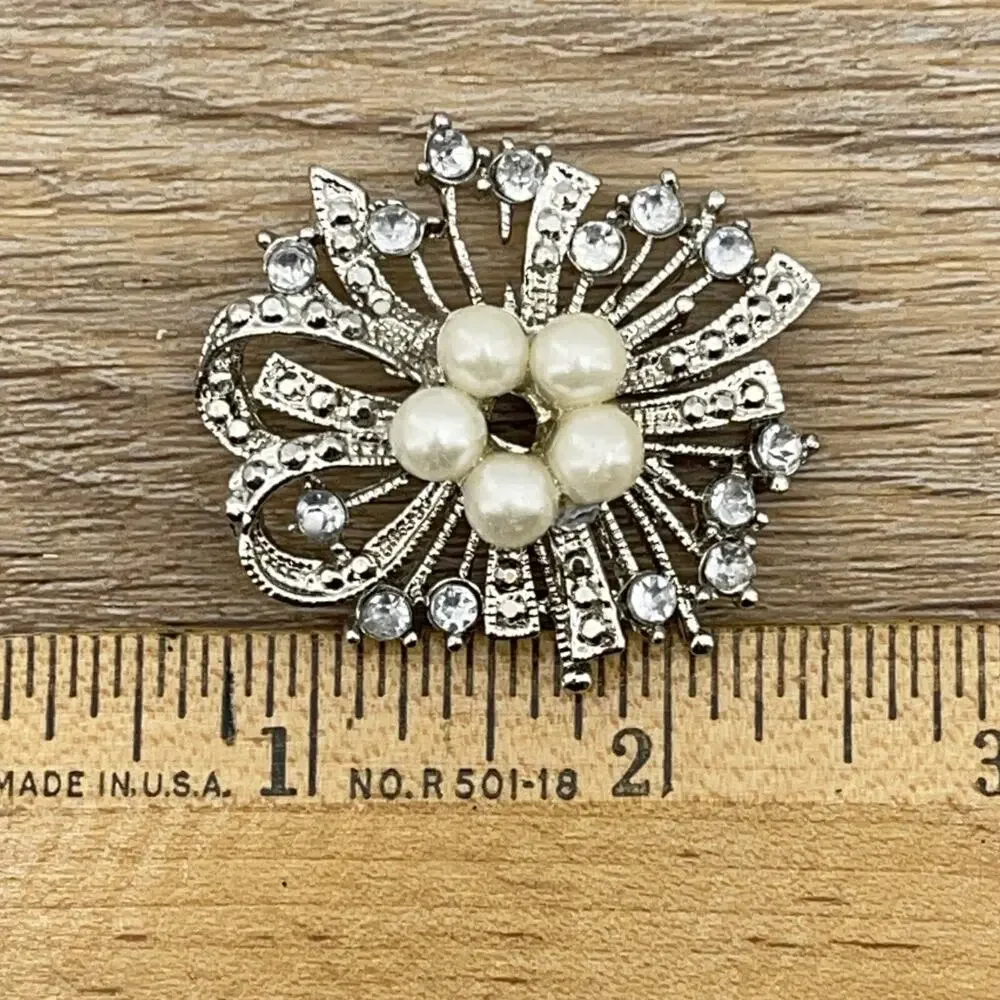 Women Pearl Flower Crystal Scarf Lapel Brooch Pins Costume Brooches Silver Alloy
